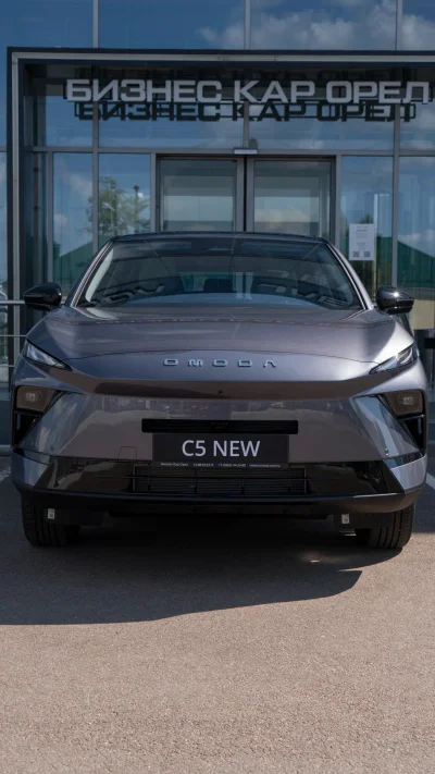 OMODA C5 у дилерского центра Бизнес Кар Орёл — вид спереди